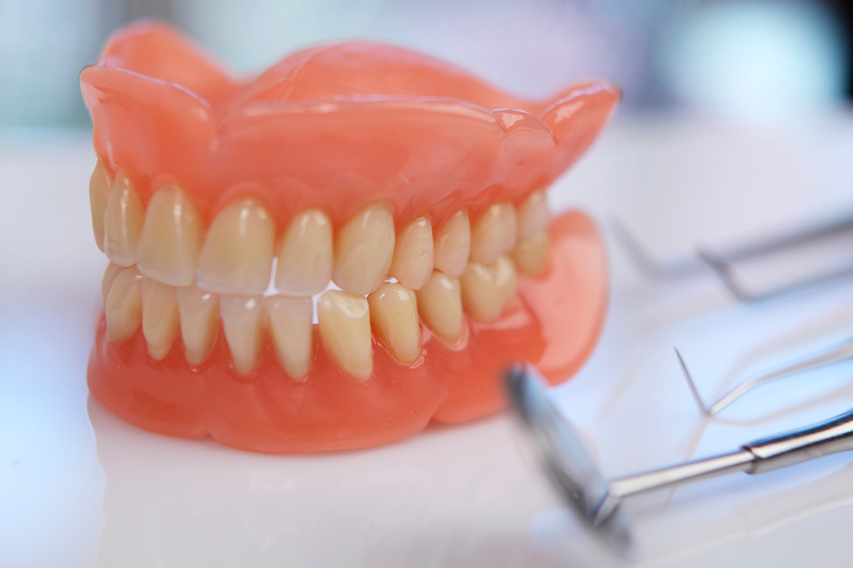 Próteses Dentárias (Fixas e Removíveis)
